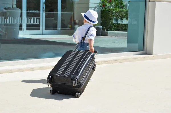 Маленький мальчик с чемоданом — стоковое фото