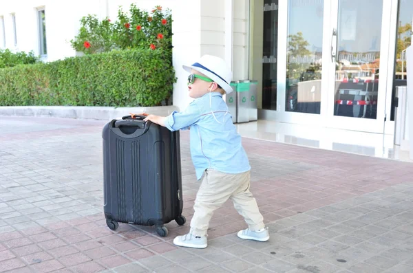 Хлопчик з валізою — стокове фото
