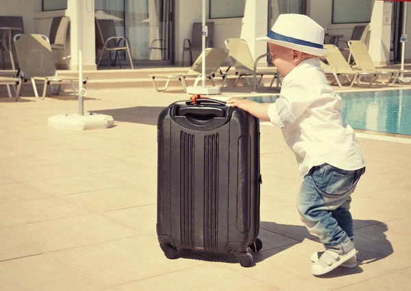 Bavullu küçük çocuk. — Stok fotoğraf