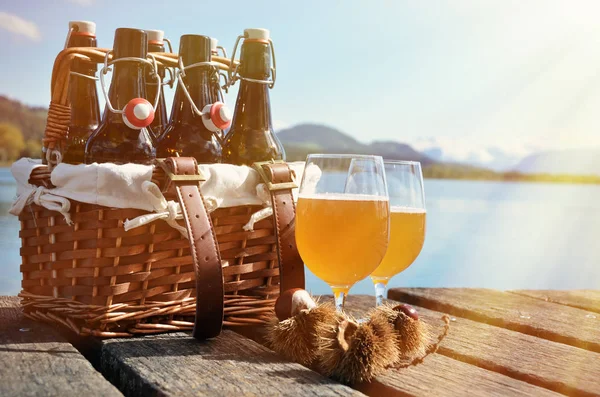 Botellas de cerveza en la cesta vintage — Foto de Stock