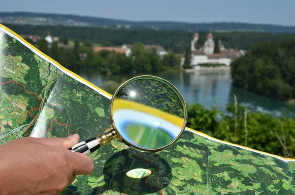 Vergrootglas tegen kaart — Stockfoto