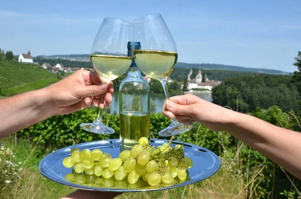 Glas vitt vin i händer — Stockfoto