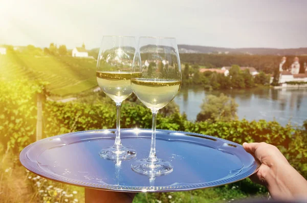 Vino bianco in bicchieri — Foto Stock