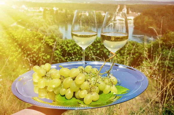 White Wine and grapes — Stock Photo, Image