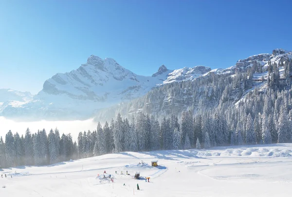 雪に覆われた Braunwald の風光明媚なビュー — ストック写真