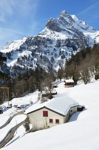 Vacker utsikt över snöiga Braunwald — Stockfoto
