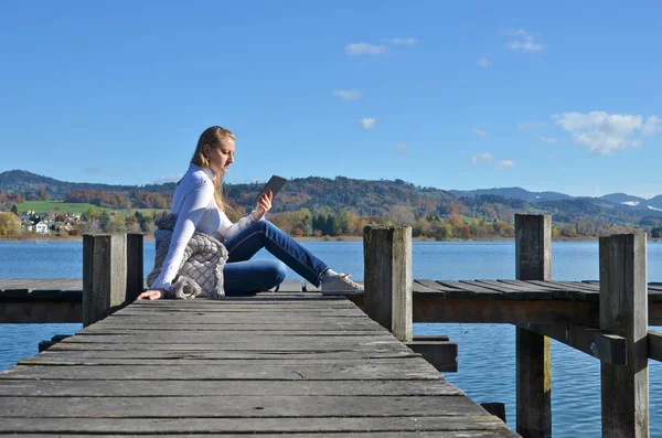 Girl on the wooden jetty — Stock Photo, Image