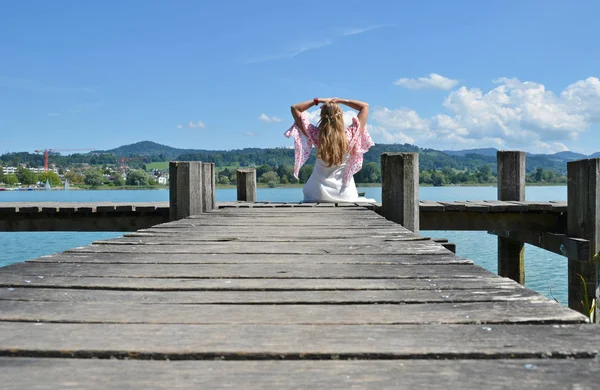 Dívka na dřevěné molo — Stock fotografie