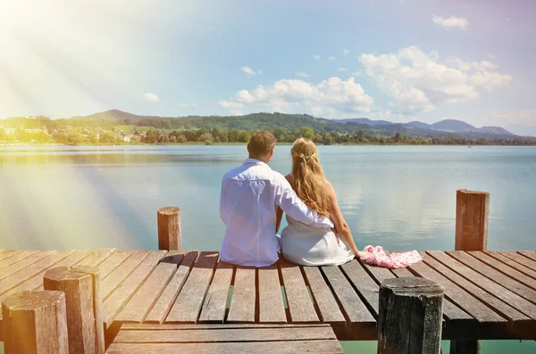 Couple on the wooden jetty — Stock Photo, Image