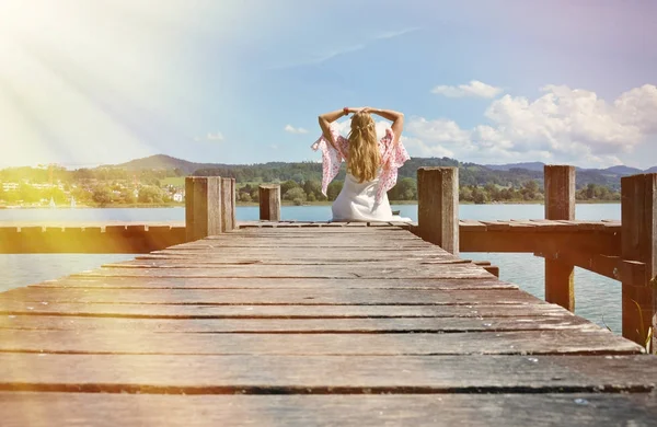 Meisje op de houten steiger — Stockfoto