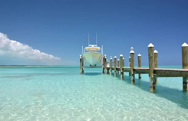 Yacht at the wooden jetty — Stock Photo, Image