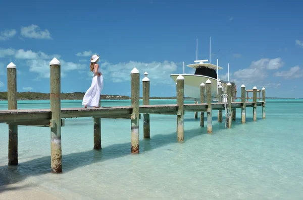 Girl on the wooden jetty — Stock Photo, Image