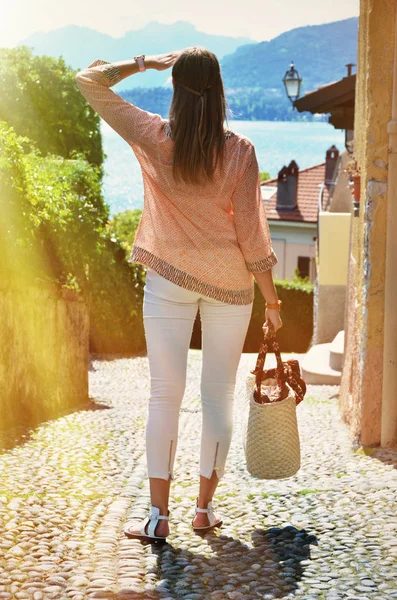 Fille Dans Rue Pavée Menaggio Lac Côme Italie — Photo