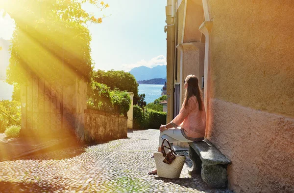 Girl Cobbled Street Menaggio Town Lake Como Italy — Stock Photo, Image