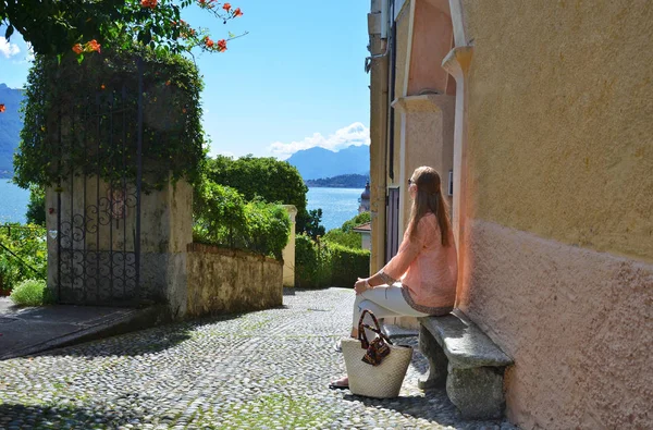 Girl Cobbled Street Menaggio Town Lake Como Italy — Stock Photo, Image