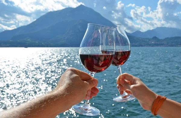 在手中的两个酒杯 在意大利科摩湖的 Varenna — 图库照片