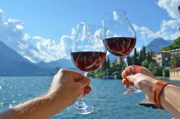 Deux Verres Vin Dans Les Mains Varenna Ville Bord Lac — Photo