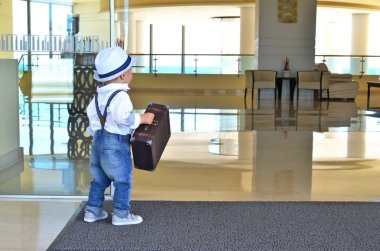 küçük çocuk Gezgin bavulla yürüyüş