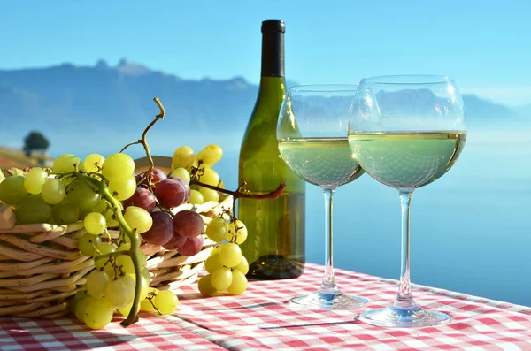 Vino y uvas frente al lago de Ginebra, Suiza — Foto de Stock