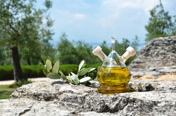 Bottiglia di olio d'oliva nell'oliveto. Sirmione, Italia — Foto Stock