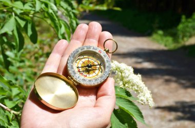 Kadın elinde pusula yakın plan