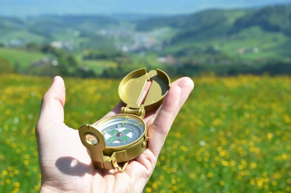 Närbild Kompassen Kvinnlig Hand — Stockfoto