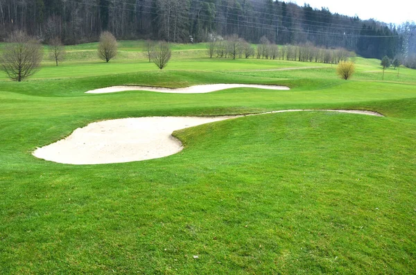 Golfové Hřiště Bohatou Zelenou Trávníku Krásné Scenérie — Stock fotografie