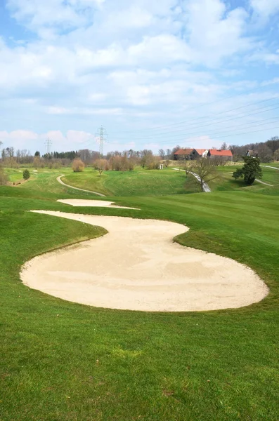 Golfplatz Mit Sattgrünem Rasen Schöne Landschaft lizenzfreie Stockfotos