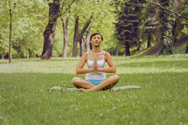 Mujer relajada escuchando música sonriendo. Ojos cerrados . — Foto de Stock