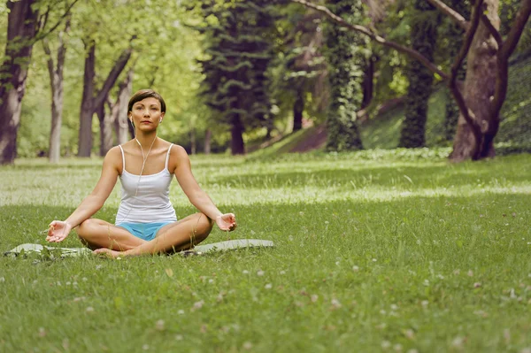 Relaxed woman listening music smiling. — Stock Photo, Image