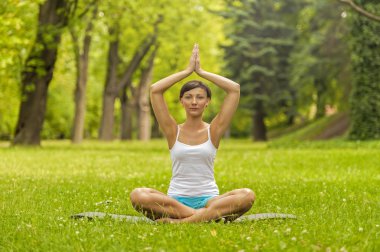 Meditasyon ve yoga park yaparken kadın