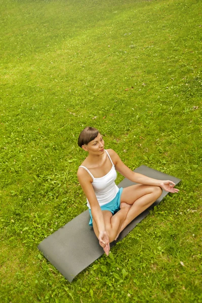 Yoga i parken — Stockfoto