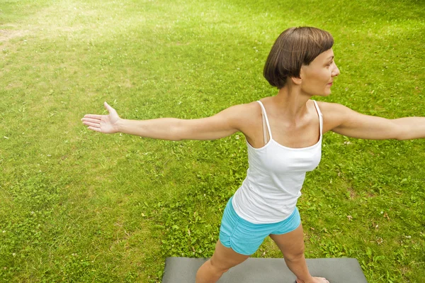 Donna che fa yoga nel parco — Foto Stock