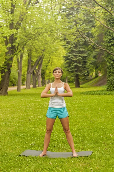 Mujer de yoga en el parque — Stockfoto