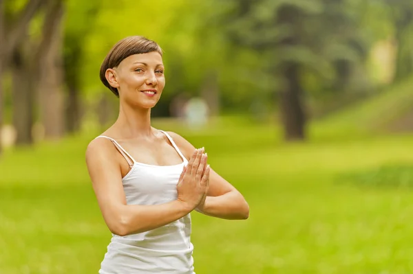 Mujer de yoga en el parque — Stockfoto