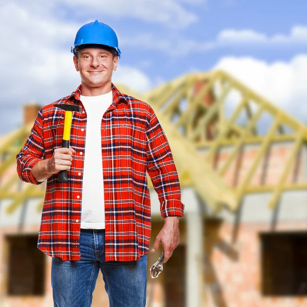 Trabalhador com ferramentas. Conceito de construção e renovação de casas . — Fotografia de Stock