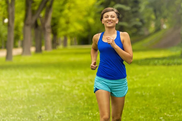 Oldukça sportif kadın Park'ta jogging — Stok fotoğraf