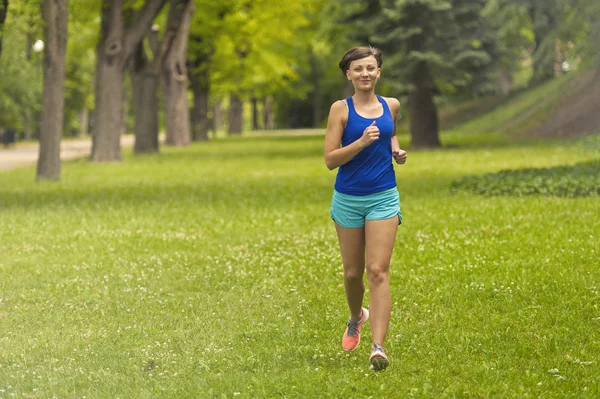 Mulher muito desportiva correndo no parque — Fotografia de Stock