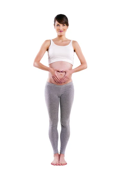 Красива вагітна жінка, серце ізольовано на білому фоні — стокове фото