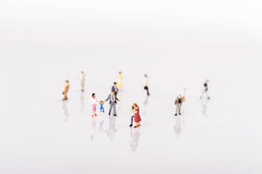 minyatür insanlar beyaz arka plan üzerinde
