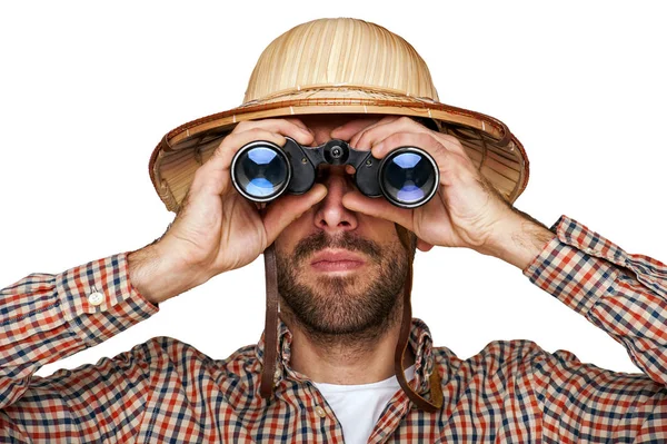 Hombre mirando prismáticos con sombrero de viajero aislado sobre bac blanco —  Fotos de Stock