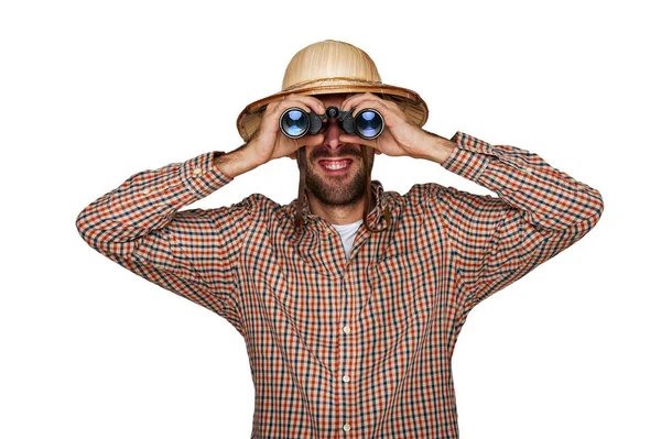 Hombre mirando prismáticos con sombrero de viajero aislado sobre bac blanco —  Fotos de Stock