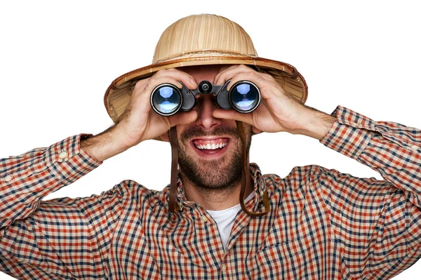 Hombre mirando prismáticos con sombrero de viajero aislado sobre bac blanco —  Fotos de Stock