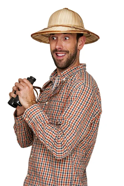 Homem olhando binóculos com chapéu de viajante isolado sobre bac branco — Fotografia de Stock