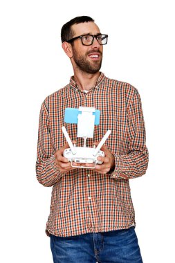 Beyaz arka plan üzerinde izole dron makinanızın tutan adam.