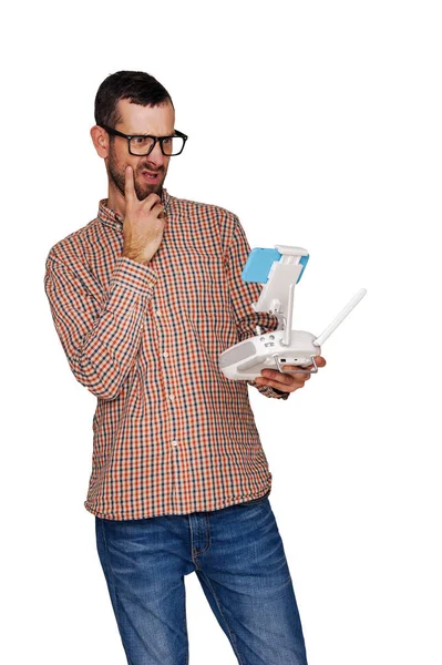 Homme avec drone volant. Problème. Studio tourné sur fond blanc , — Photo