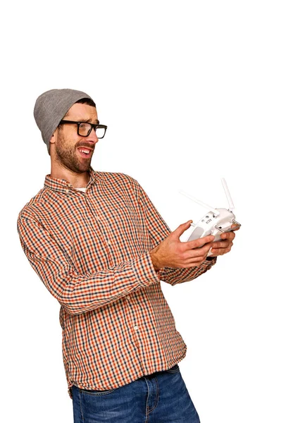 Mann mit fliegender Drohne. Studioaufnahme auf weißem Hintergrund, isoliert — Stockfoto