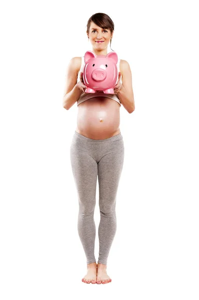 Schwangere junge Frau mit Sparschwein, isoliert — Stockfoto