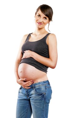 Beyaz bir arka plan üzerinde izole güzel bir hamile kadın-