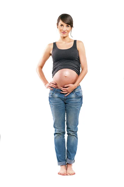 Schöne und glückliche schwangere Frau, isoliert auf weißem Hintergrund — Stockfoto